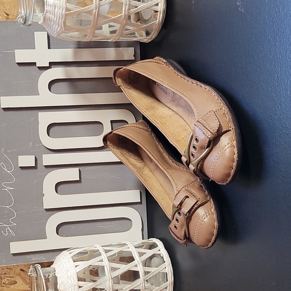White Mountain Shoes - NWOT Tan Leather Slip On Flats